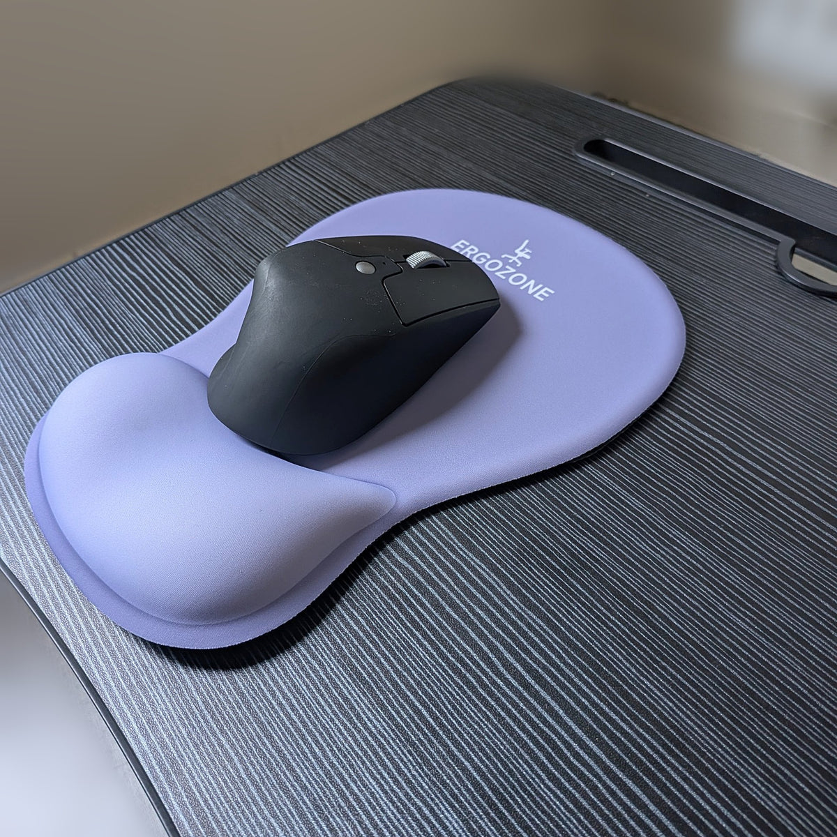 Kit ergonomique Ergozone lavande : souris verticale sans fil posée sur le tapis de souris lavande avec repose-poignet