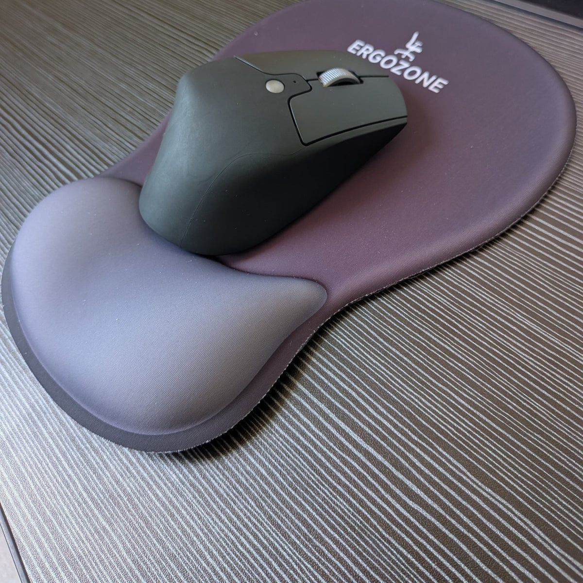 Kit ergonomique Ergozone noir : souris verticale sans fil posée sur le tapis de souris noir avec repose-poignet