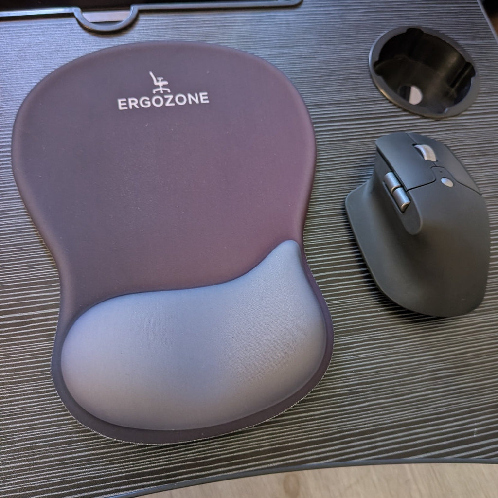 Kit ergonomique Ergozone noir vu de dessus : tapis de souris noir avec repose-poignet et souris verticale sans fil