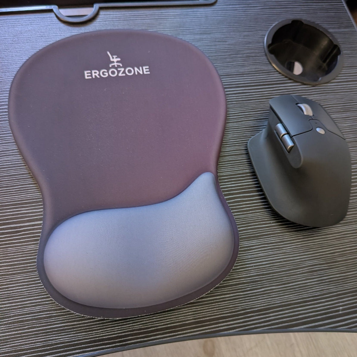 Kit ergonomique Ergozone noir vu de dessus : tapis de souris noir avec repose-poignet et souris verticale sans fil