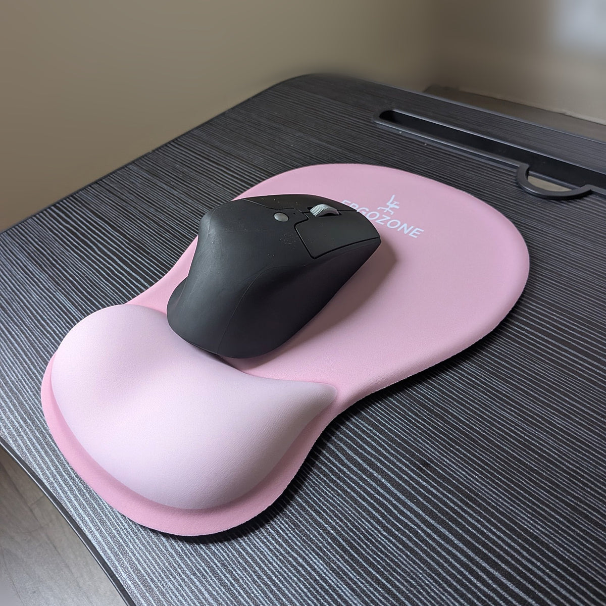 Kit ergonomique Ergozone rose : souris verticale sans fil posée sur le tapis de souris rose avec repose-poignet