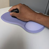 Main sur une souris verticale, poignet posé sur le repose-poignet du tapis de souris ergonomique Ergozone lavande