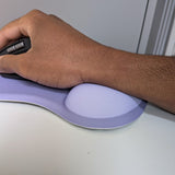 Poignet qui s'enfonce dans la mousse à mémoire de forme du tapis de souris Ergozone lavande