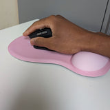 Main sur une souris verticale, poignet posé sur le repose-poignet du tapis de souris ergonomique Ergozone rose