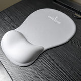 Tapis de souris ergonomique Ergozone gris avec repose-poignet, posé sur un bureau
