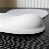 Tapis de souris Ergozone gris vu de profil, repose-poignet en mousse à mémoire de forme