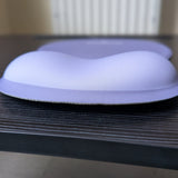 Tapis de souris Ergozone lavande vu de profil, repose-poignet en mousse à mémoire de forme