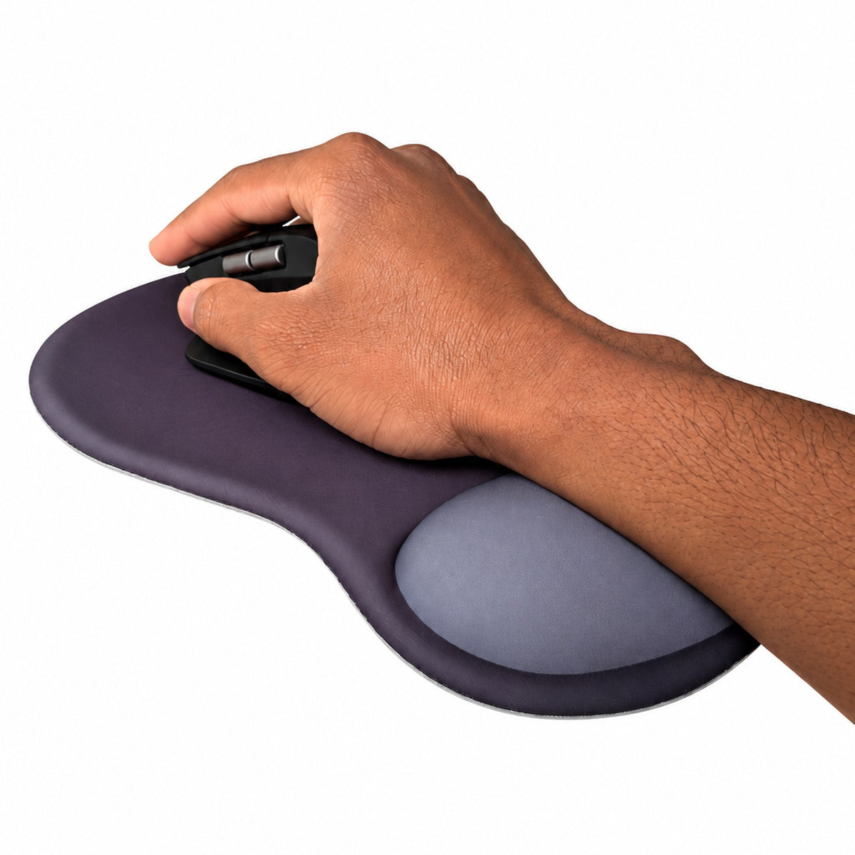 Main sur une souris verticale, avant-bras posé sur le repose-poignet du tapis de souris ergonomique Ergozone noir