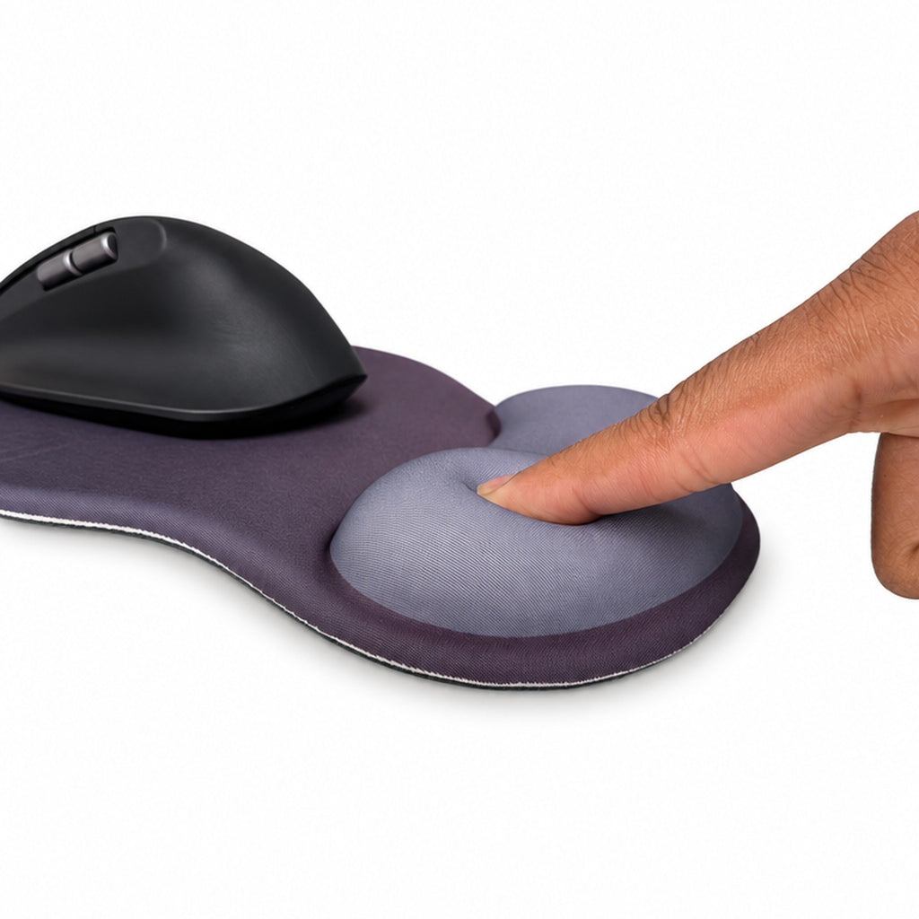 Doigt qui appuie sur le repose-poignet en mousse du tapis Ergozone noir